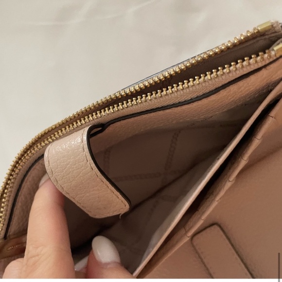 Michael Kors wallet - Picture 9 of 12